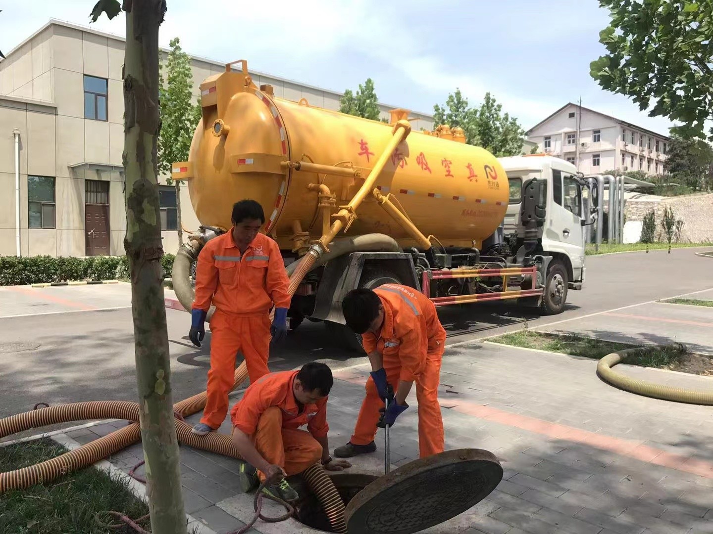 莆田管道疏通车停在窨井附近