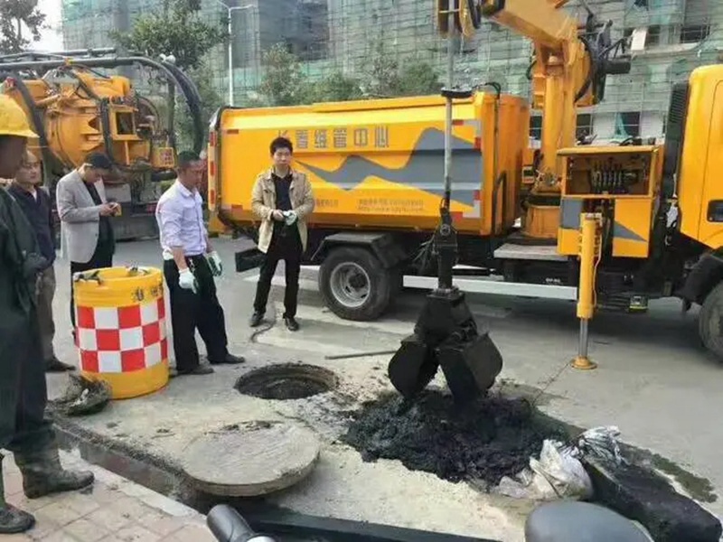 莆田街道：网格员化身“清道夫”，为民解忧疏通“堵心”化粪池